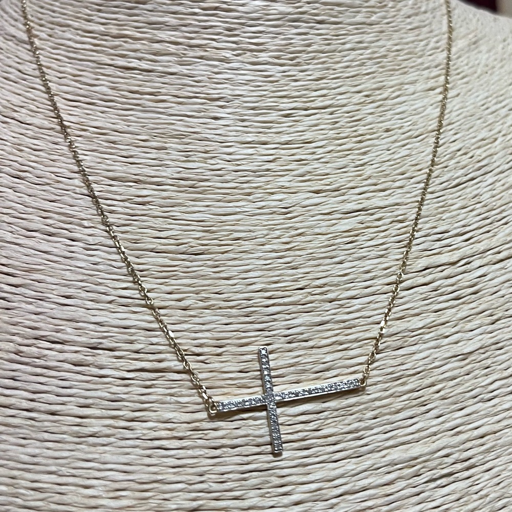 🔺ON SALE🔺
IGI LUXURY PRE-LOVED VINTAGE 14K YELLOW GOLD DIAMOND CROSS NECKLACE